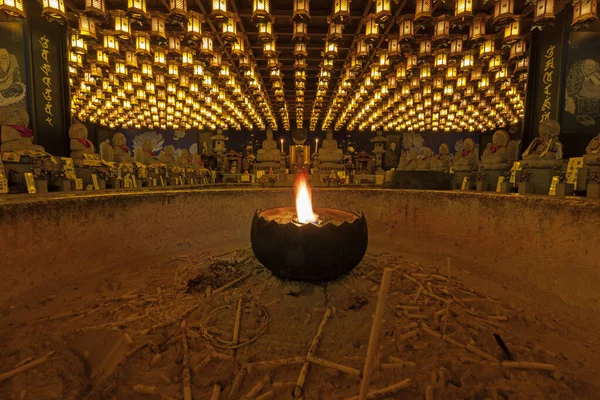 Brandende kaars in Burner pot met en wierookstokjes in Japanse grot tempel. — Stockfoto