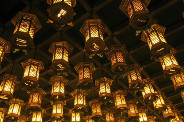仏殿の天井には数千本の提灯が吊るされている。. — ストック写真