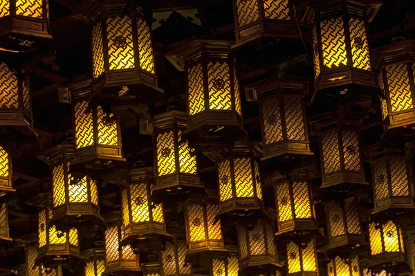 Tisíce luceren visících na stropě buddhistického chrámu. — Stock fotografie