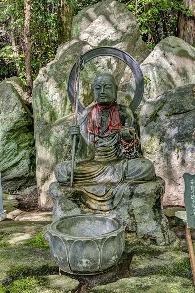 Statue de bouddha dans le jardin naturel sur fond rocheux — Photo