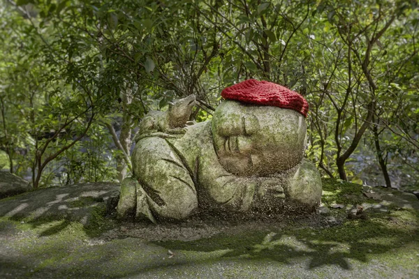 Krysa - symbol japonského horoskopu. Dětská kamenná socha Jizo v pletených a plátěných čepicích se zvířetem zvěrokruhu. — Stock fotografie