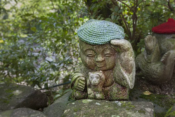 Opice - symbol japonského horoskopu. Jizo kamenná socha v pletených a plátěných čepicích. — Stock fotografie