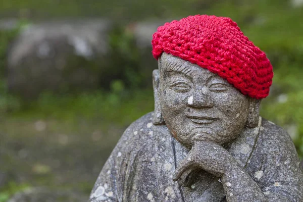 Oude stenen beelden van boeddhistische monniken en nonnen die gebreide en stofhoeden dragen — Stockfoto