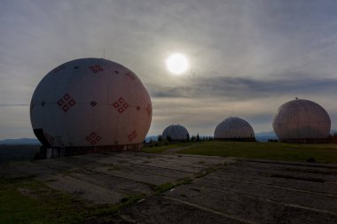 Eski radar istasyonu jeosferlerinde gece görüşü