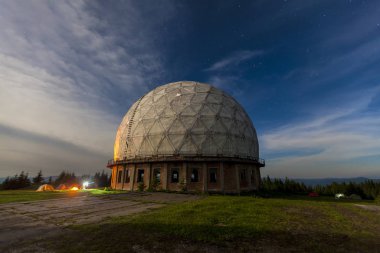 Yıldızlı gökyüzü arkaplanındaki Radar istasyonu jeosferi