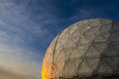 Yıldızlı gökyüzü arkaplanındaki Radar istasyonu jeosferi