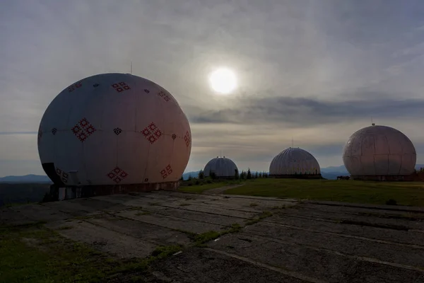 Noční pohled na staré radarové stanice geosféry — Stock fotografie