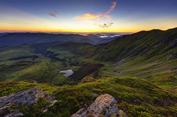 Альпийский луг в красивых горах Родны в Румынии — стоковое фото