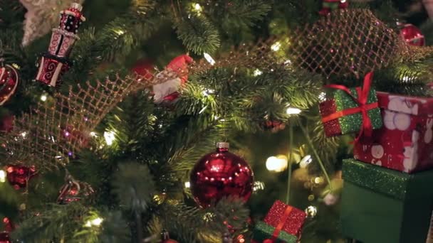 Egy lövés a lövés egy díszített karácsonyi dolly — Stock videók