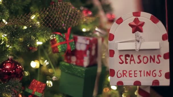 Een dolly shot shot van een ingerichte Kerstmis — Stockvideo