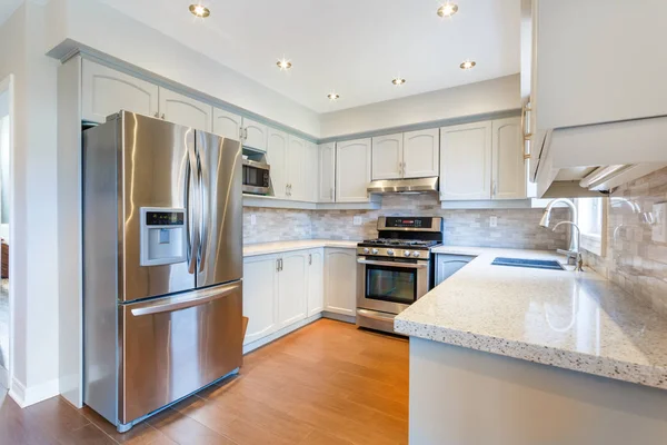 Keuken interieur in nieuwe luxe woning — Stockfoto