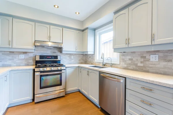 Interno della cucina in nuova casa di lusso — Foto Stock