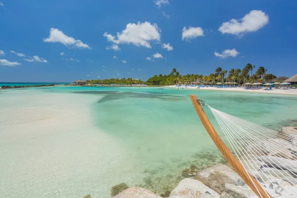 Empty hammock on tropical beach — Stock Photo, Image