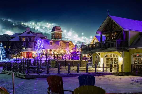 Blaues Bergdorf im Winter — Stockfoto