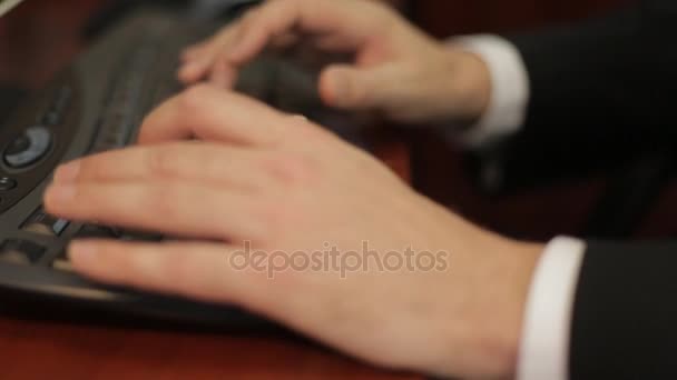 Mens hands typing on a keyboard — Stock Video