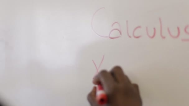 Man schrijft op een white-board marker — Stockvideo