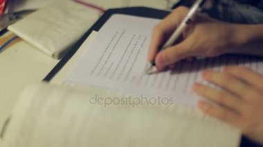 Kişi iş not defterinde yazıyor.