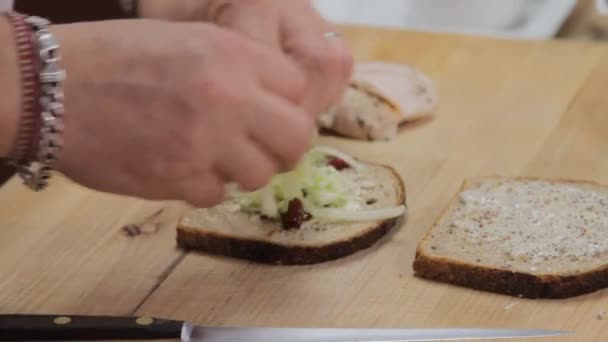 Jefe haciendo sándwich — Vídeo de stock