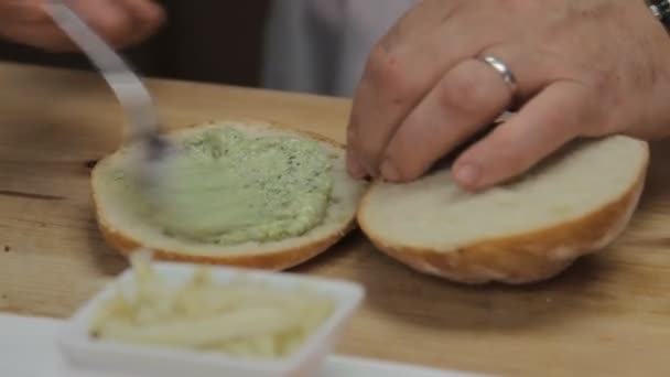 Jefe haciendo sándwich — Vídeos de Stock