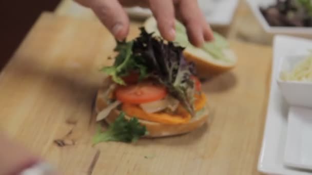 Jefe haciendo sándwich — Vídeos de Stock