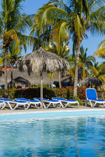 Pool, Liegestühle und Palmen in einem All-inclusive-Hotel — Stockfoto