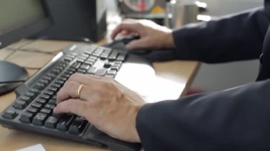 Tipik bir klavye üzerinde Mens eller