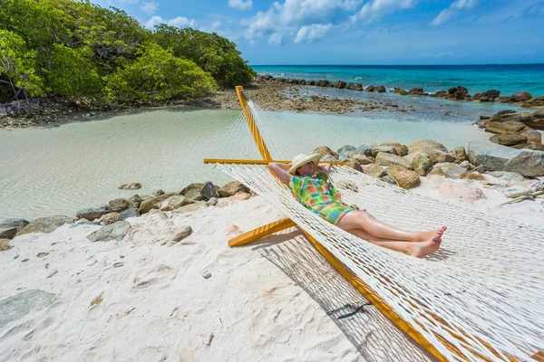 Mulher relaxante em uma rede — Fotografia de Stock