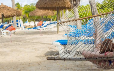 Kadın rahatlatıcı bir hamak flamingo Beach