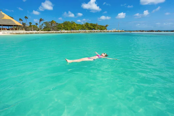 Mulher flutuando em umas costas no belo mar. Ilha de Aruba — Fotografia de Stock