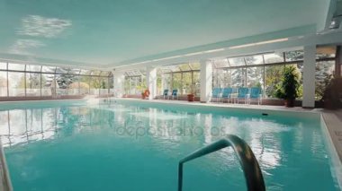 Kapalı havuzu partment binada. Dolly vurdu