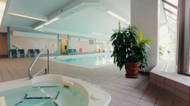 Kapalı Yüzme Havuzu ve Jakuzi partment binada. Dolly vurdu