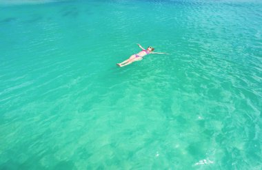 Bir arka güzel denizde yüzen kadın. Aruba Island
