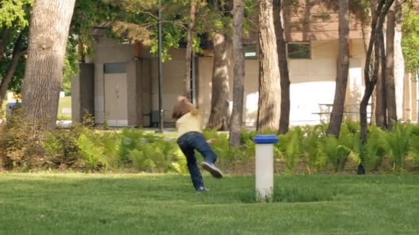 Lustige Kinderrennen, um die Seifenblasen zu fangen — Stockvideo