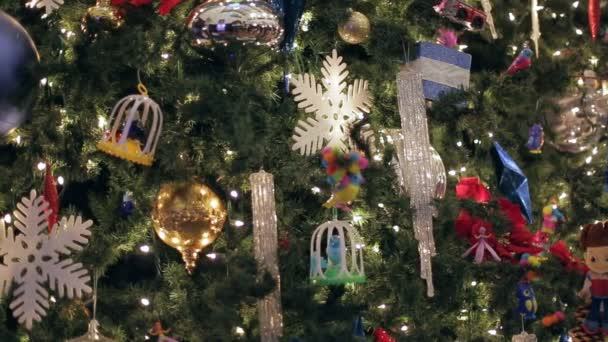 Un dolly shot di un Natale decorato — Video Stock