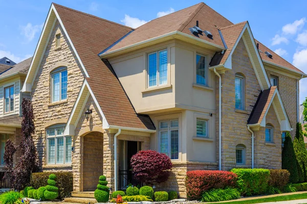 Personalizado construído casa de luxo nos subúrbios de Toronto, Canadá . — Fotografia de Stock