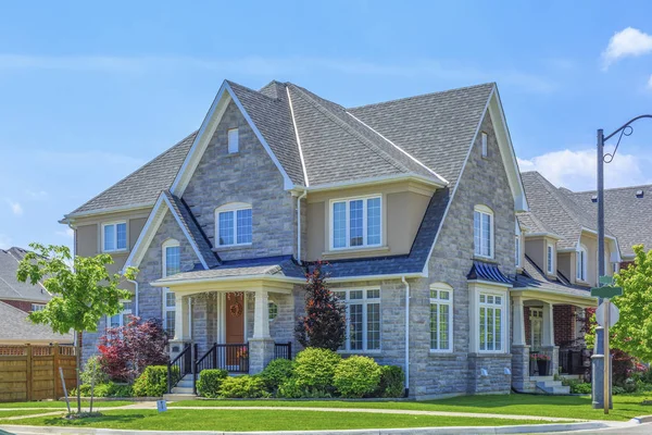 Custom built luxury house in the suburbs of Toronto, Canada. — Stock Photo, Image