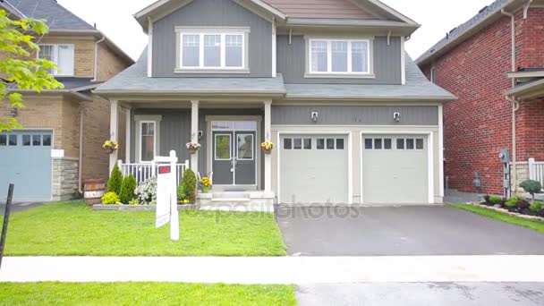 Suburban Home. Custom home exterior — Stock Footage Suburban Home. Custom home exterior Royalty Free Stock Video