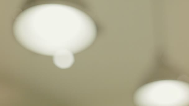 Лампочка на потолке. — стоковое видео