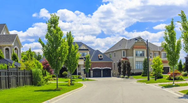 Casa de lujo construida a medida en los suburbios de Toronto, Canadá . — Foto de Stock