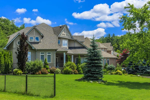 Custom-built luxe huis in de buitenwijken van Toronto, Canada. — Stockfoto