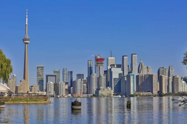 Torontos Skyline über dem Ontariosee — Stockfoto