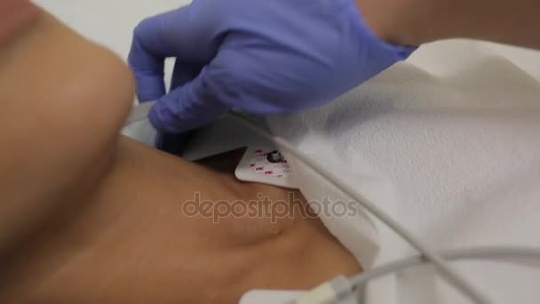 Dottore che esamina il cuore di un paziente. Ecocardiogramma — Video Stock