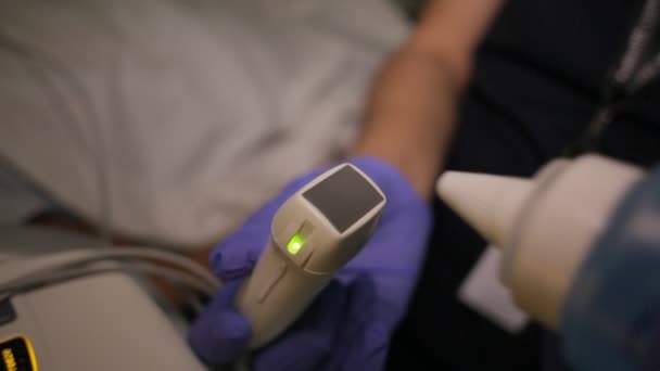 Γιατρός εξετάζει μια καρδιά ασθενείς. Υπερηχοκαρδιογράφημα — Αρχείο Βίντεο