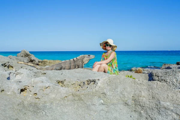 Mulheres e iguanas — Fotografia de Stock