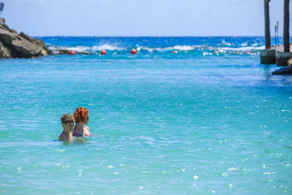 Mother teaches her son to swim — Stock Photo, Image