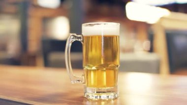 Ahşap tablo üzerinde biradır.