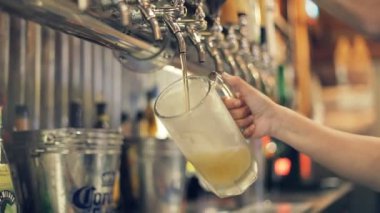 Mükemmel fıçı bira döküyor. Bir kapak, özellikle bir dokunun bira sürümü kontrol etmek için bir bira musluk olduğunu.