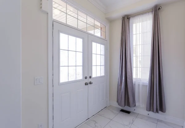 Αίθουσα και μπροστινή πόρτα με είσοδο — Φωτογραφία Αρχείου