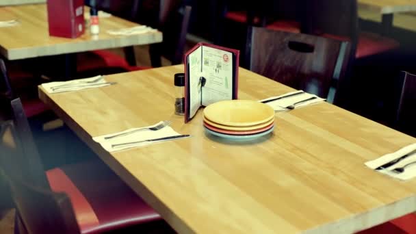 Dekorert bord på Restaurantkafeen – stockvideo