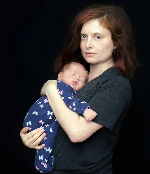 Moeder die haar pasgeboren baby — Stockfoto